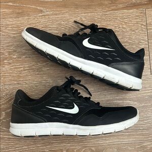 women’s Nike Orive 677136-010 black & white sneakers, size 8